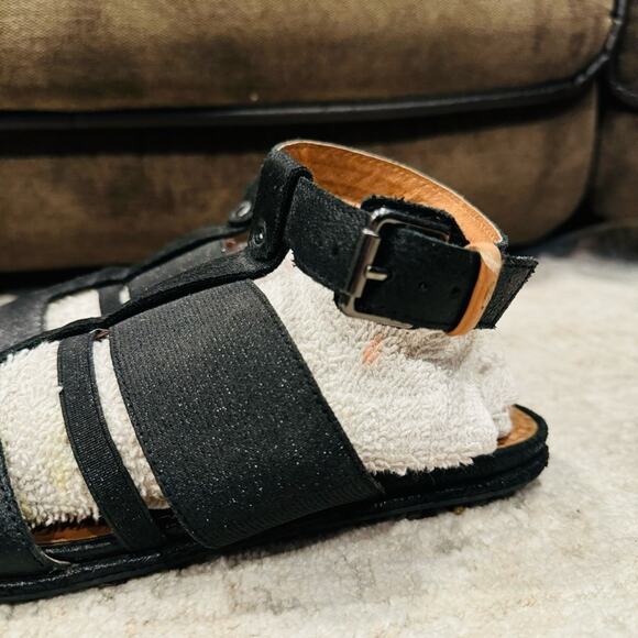 Gentle Souls by Kenneth Cole Black Ophelia Flat Sandals Sz 8.5 - Picture 1 of 10